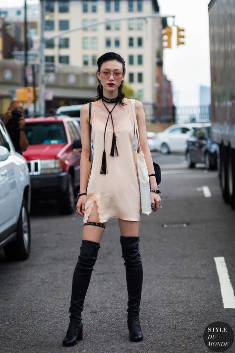 New York SS 2017 Street Style: Sora Choi - vestido camisola com bota over the knee Women Street Style, Sora Choi, Bota Over, New Photography, Street Style 2017, Over The, Street Fashion Photography, Women Street, Japanese Street Fashion