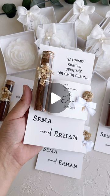 Atölye Elbruz on Instagram: "Gift of candle, coffee and chocolate 💕

Candles, coffee and personalized chocolate gifts are a great option to make your most special days even more meaningful. For thank you gifts, you can leave a note of your choice on the gift card and offer a visual feast to your guests.🎀

#candlegift #weddingcandle #engagementcandle #weddinggift #weddingfavours #engagementgift #nikkahfavours #coffeeandchocolategift #coffeegift #weddingchocolate #personalizedgifts #weddingcoffee #henna #hennanightgift" Candles Coffee, Engagement Candle, Chocolate Candle, Wedding Chocolate, Coffee Wedding, Henna Night, Instagram Gift, Personalized Chocolate, Coffee Gifts