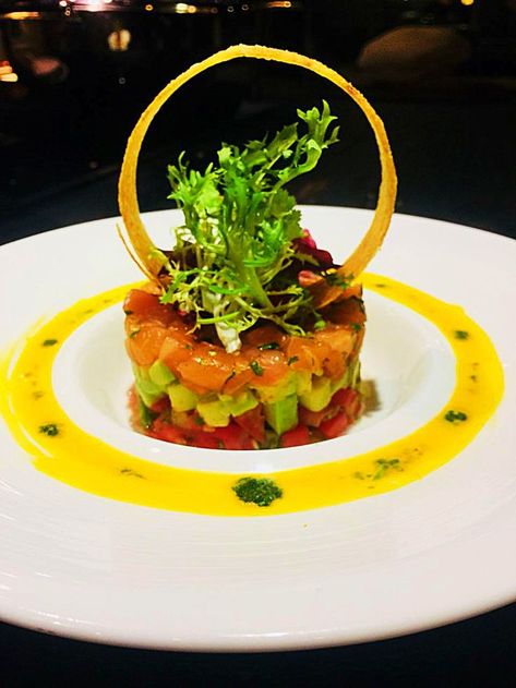 Salmon Tartare Plating, Salad Plating Ideas, Salmon Plating, Gourmet Pasta Plating, Gastronomic Food, Fancy Food Presentation, Fancy Salads, Food Presentation Plates, Salmon Tartare