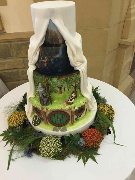 <3 Elvish Wedding Cake, Lotr Cake Birthday, Lotr Cake, Nerd Wedding Cake, Lord Of The Rings Cake, Hobbit Cake, Middle Earth Wedding, Lotr Party, Hobbit Wedding