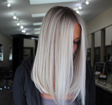 Dark Roots Ice Blonde Hair, Shadow Roots Platinum Blonde, Platinum Blonde Hair No Roots, Platinum Balayage Straight Hair, Dark Root Ice Blonde Hair, Platinum Blonde Balayage Straight Hair, Blonde Hair Platinum Balayage, Blonde Hair Small Shadow Root, Platnuim Blonde Hair Girl