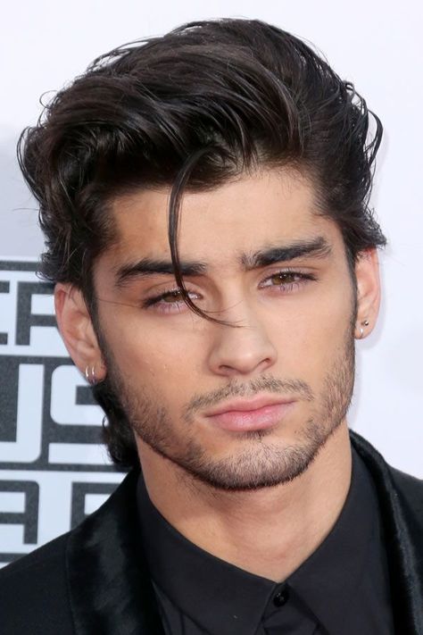 Swept Back Medium Hair #slickbackhair #zaynmalik #zaynmalikhair ★  Want to take a look at the evolution of Zayn Malik hair from 2013 to 2018? We've selected his most outstanding hairstyles, including short undercut fade, long quaff with blonde highlights, grey crew cut, pink top with shaved sides and many other color and style options.★ #menshaircuts #menshairstyles Hairstyles Zayn, Zayn Malik Hairstyle, Zayn Malik Photos, Zayn Malik Pics, Hairstyle Names, Widow's Peak, Athletic Hairstyles, Corte De Cabelo Masculino, James Horan