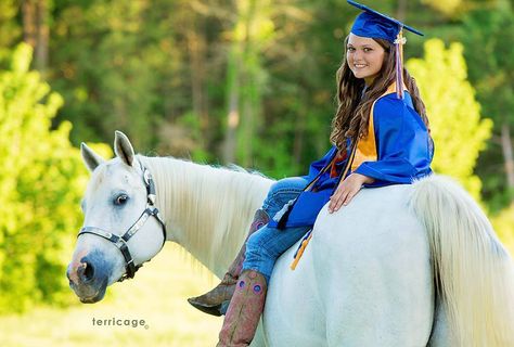 Awesome Graduation photo! Equestrian Graduation Pictures, Graduation Horse Photoshoot, Grad Pictures With Horses, Grad Photos With Horses, Graduation Pictures With Horses, Horse Graduation Pictures, Senior Horse Photography, Graduate Pictures, Cowgirl Senior Pictures