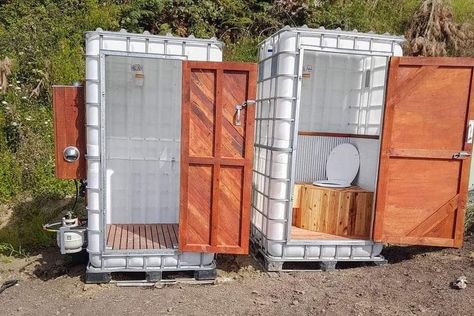 Eco Construction, Outdoor Shower Diy, Rustic Cabins, Outdoor Bathroom Design, Composting Toilets, Outdoor Toilet, Portable Shower, Shower Units, Diy Shower