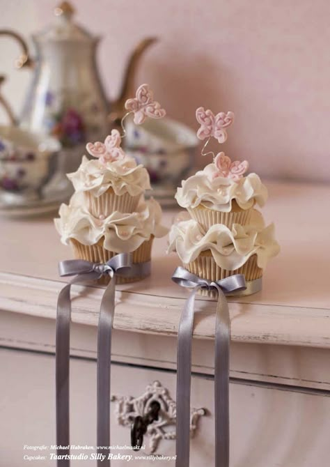 Mini Cakes / Petit Fours - Vintage wedding cupcakes for a dutch cake magazine "Mjam Taart!" Vintage Wedding Cupcakes, Cupcakes Vintage, Beautiful Cake Pictures, Desert Tables, Whimsical Wedding Cakes, Vintage Cupcakes, Mini Wedding Cakes, Cake Tower, Pretty Cupcakes