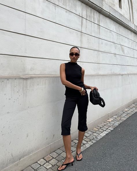 Ingrid Fagerli Edvinsen | Ad/tags // A capri pants summer | Instagram Black Capri Outfits, Capri Pants Outfits, Capri Outfits, Summer Pants Outfits, Black Capri Pants, Outfits To Copy, Runway Outfits, Black Capris, Pant Trends