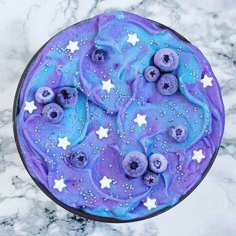 Happy Monday, everyone! The weather has been so nice and warm lately so, no need to wear any sweater while eating my #nicecream bowls, hahahaha 🙆‍♀️💜. Today I just want to show you guys this blue&purple galaxy nicecream bowl made using my favourite @rawnice superfoods powders! 🙆‍♀️ I get asked so often if these powders are actually healthy, because people just can't seem to believe that something healthy can also make such stunning colours 🤔. Well, let me tell you that it's possible! These p Blue Smoothie Bowl, Smoothies Ideas, Glowing Green Smoothie, Blue Smoothie, Plant Based Smoothies, Pumpkin Pie Spice Mix, Frozen Pumpkin, Healthy Vegan Desserts, Plant Based Breakfast