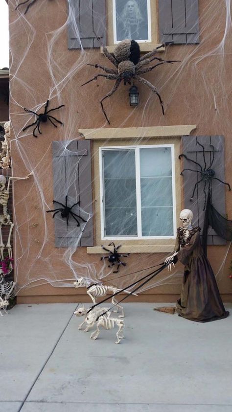 Incredibly creepy outdoor decorating ideas for Halloween Exterior Halloween Decorations, Diy Halloween Window Decorations, Diy Halloween Window, Halloween Window Decorations, Halloween Diy Outdoor, Halloween Outside, Spider Decorations, Casa Halloween, Harry Potter Halloween