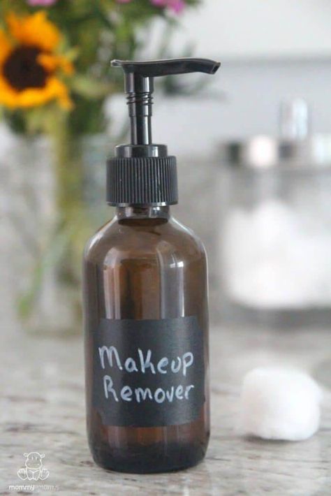 DIY Makeup Remover With Just Two Ingredients Doterra Makeup Remover, Diy Brush Cleaner, Homemade Toiletries, Makeup Remover Recipe, Diy Makeup Brush Cleaner, Homemade Makeup Remover, Mascara Remover, Toxic Makeup, Diy Makeup Brush