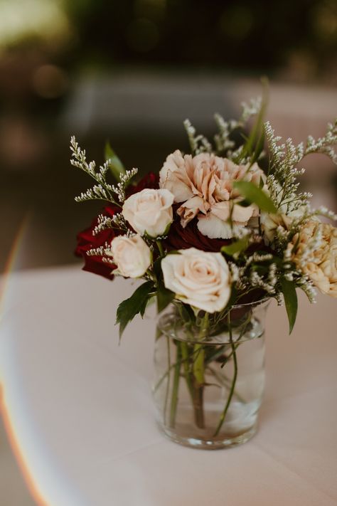 Round Table Centerpieces Wedding Simple Floral Arrangements, Small Flower Centerpieces, Round Table Centerpieces Wedding, Flowers September, Burgundy Wedding Centerpieces, Coffee Table Flowers, Xmas Flowers, White Floral Centerpieces, Table Floral Arrangements