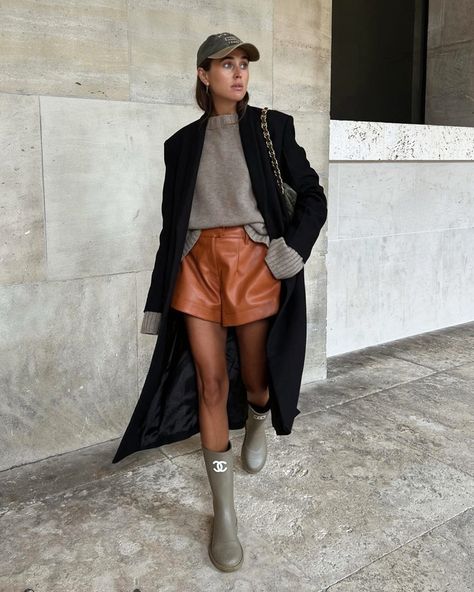 How to style leather shorts Brown Shorts Outfit, Leather Shorts Outfit, Missoni Fashion, Fall Winter Trends, Denim Outfits, Fashion Black, Cool Street Fashion, Autumn Outfit, Leather Shorts