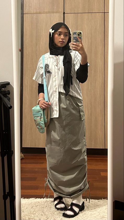 Long Cargo Skirt Outfit Hijab, Modest Acubi Fashion Outfit, Y2k Muslim Fashion, Y2k Muslim Outfits, T Shirt Hijab Outfit, Y2k Hijabi Outfits, Hijab Y2k Outfit, Cargo Skirt Outfit Hijab, Acubi Hijab Outfit