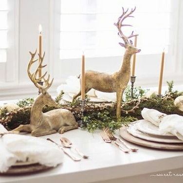 Blog Casa Tres Chic 🍂 (@casatreschic) • Instagram photos and videos Gold Deer Christmas Decor, Reindeer Table Centerpieces, Gold Christmas Table Decorations, Christmas Deer Decorations, Woodland Christmas Decor, Christmas Tables, Christmas Dining Table, Christmas Dinner Table, Christmas Table Centerpieces