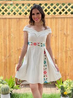 Mexican Dama Dresses For Quince, Traditional Princess Dress, Mexican Fashion Modern, Mexican Dresses For Women, Lisa Clothes, Mexican Party Dress, Mexican Bridesmaid Dresses, Princess Cut Dress, Party Dress Formal