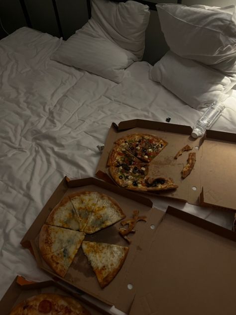 #valentinesday #valentinesdayrecipes #valentinascorner #valentines #aesthetic #aestheticphotos #breakfast #breakfastideas #inspiration #phototips #pizza #dinnertime #dinner #dinnerideas Pizza In Bed Aesthetic, Dinner In Bed Aesthetic, Eating In Bed Aesthetic, Breakfast In Bed Aesthetic, Food In Bed, Eating In Bed, Pizza Pictures, Valentines Aesthetic, Catching Feelings