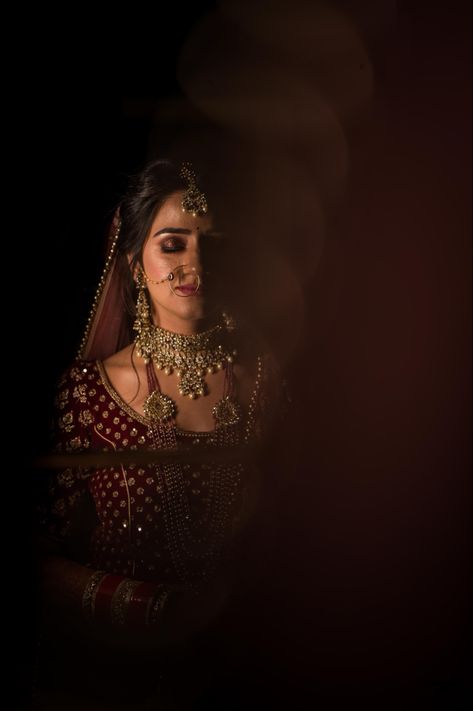 Reception Photoshoot Bride, Indian Bride Pictures, Bride Shoot Ideas, Bride Photo Shoot Ideas, Creative Bride Photography, Bride Pictures Ideas Photo Poses, Reception Bride Poses, Bridal Poses Photography Photo Ideas, Bride Groom Photoshoot Indian