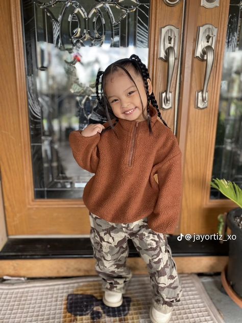 Toddler Streetwear Girl, Aesthetic Toddler Outfits, Baby Streetwear, Boys Fall Outfits, Streetwear Girl, Earthy Outfits, Baby Fits, Mommy Baby, Mixed Babies