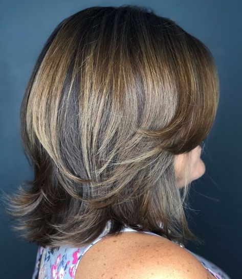 Medium Feathered Cut With Swoopy Bangs Haircuts For Thinning Hair Over 50, Hairstyles For Medium Length Hair With Layers Over 50, Medium Hair Styles For Women Over 50, Shoulder Length Hair For Women Over 50, Swoopy Bangs, Friends Hairstyles, Current Hairstyles, Feathered Layers, Feathered Hair