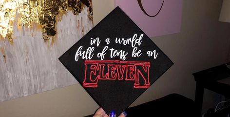 Stranger things graduation cap Graduation Cap Designs Stranger Things, Stranger Things Graduation Cap, Film Major Graduation Cap, Graduation Cap Designs Horror, Horror Themed Graduation Caps, Film School Graduation Caps, Graduation Diy Decorations, Diy Grad Cap, Funny Graduation Caps