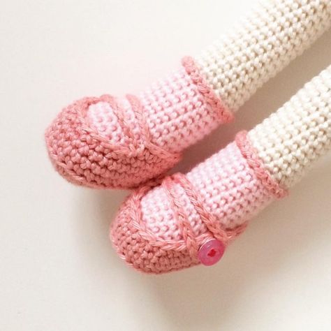 Amigurumi Doll Shoes Free Pattern – Free Amigurumi Crochet Crochet Doll Shoes, Amigurumi Projects, Crochet Barbie Patterns, Baby Booties Free Pattern, Free Amigurumi Crochet Patterns, Doll Shoe Patterns, Pattern Free Amigurumi, Crochet Shoes Pattern, Doll Clothes Patterns Free