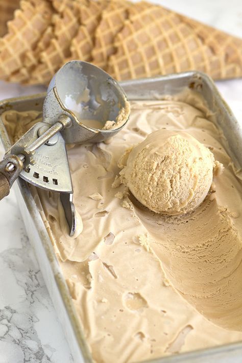 Sweet Tea Ice Cream - tea infused ice cream for all of my sweet tea lovers! Chai Ice Cream, Wacky Cake, Tea Ice Cream, Yogurt Popsicles, Homemade Ice Cream Recipes, Cold Treats, Ice Cream Popsicles, Cream Tea, Popsicle Recipes