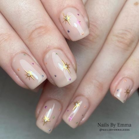 Starry Gel Nails, Festive Nails Square, Star Nails Christmas, Plain Xmas Nails, Minimal Xmas Nails, Christmas Star Nail Art, Angel Nails Designs Simple, Subtle Festive Nails, Plain But Cute Nails