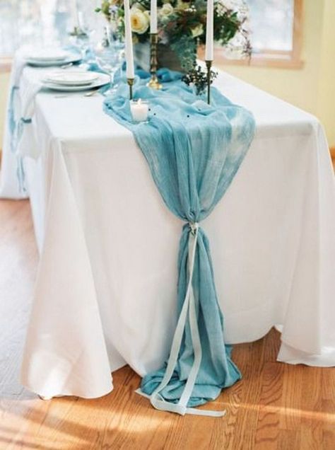 Vestire la tavola delle nozze: il runner - Matrimonio a Bologna Blog Spring Wedding Centerpieces, Tulle Decorations, Table Runner Diy, Blue Table Runner, Table Runners Wedding, Event Table, Wedding Centerpieces Diy, Dusty Blue Weddings, Venue Decor