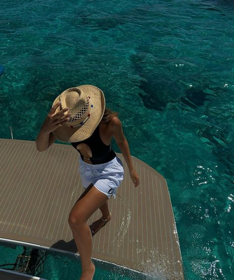 Straw Hat Outfit, Straw Hats Outfit, Boat Outfit, Hat For Beach, Look 2023, Summer Straw Hat, Instagram Direct, Fashion Mood Board, Dream Lifestyle