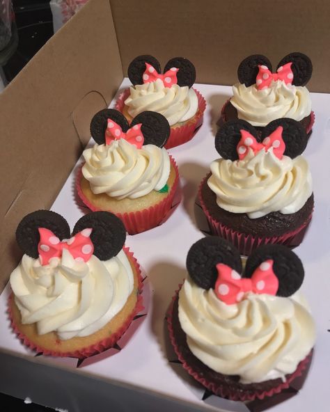 Minnie Mouse Cupcakes 2nd Birthday, Minnie Chocolate Covered Oreos, Minnie Oreos, Vanilla Butter Cream Frosting, Minnie Mouse Fondant Bow Tutorial, Mini Oreos, Butter Cream Mini Mouse Cake, Butter Cream Frosting, Mouse Cupcakes