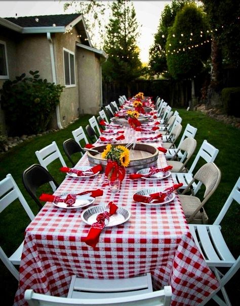 Red checkered party table. Shrimp boil, crawfish boil Seafood Boil Party Decorations, Shrimp Boil Party, Low Country Boil Party, Crab Boil Party, Bbq Setup, Seafood Broil, Crawfish Party, Seafood Boil Party, Crawfish Boil Party