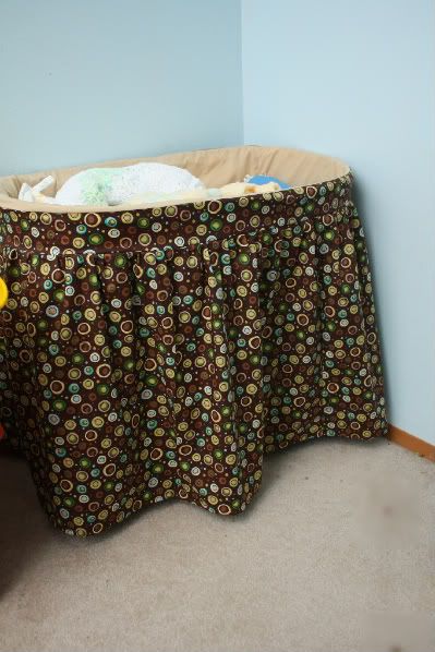 Easy bassinet cover tutorial. Made mine without the long skirt so that the basket would show and I can make a storage bin to go underneath. Bassinet Skirts, Bassinet Cover, Bass Cover, Baby Bassinet, Baby Projects, Baby Furniture, Welcome Baby, Baby Crafts