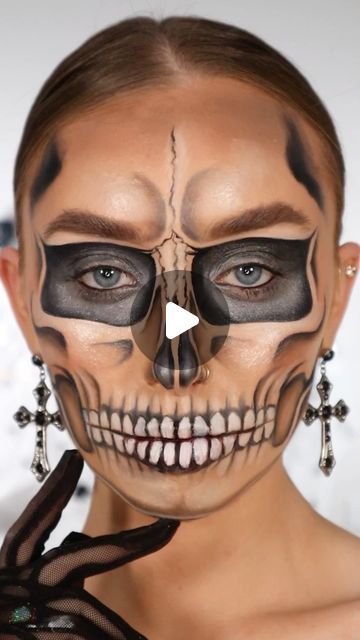 Skulltress Makeup, Sugar Skull Makeup Pretty, Half Skull Face, Skull Makeup Tutorial, Skull Face Paint, Black And White Makeup, Bronzer Makeup, Half Skull, Skeleton Face