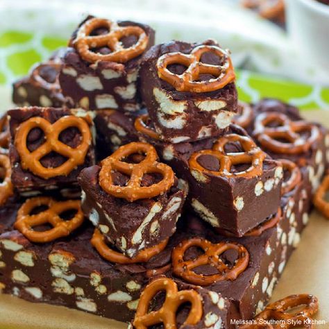 This no cook Pretzel Avalanche Fudge is a sweet and salty treat filled with pretzels and marshmallows that takes minutes to prepare. Walnut Fudge, Microwave Fudge, Southern Comfort Food, Homemade Pudding, Cookies Bars, Salty Treats, Dessert Cookbooks, Easy Ice Cream, Comfort Food Southern