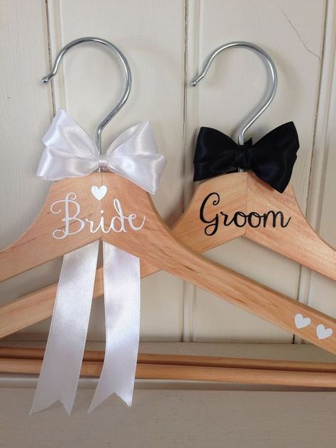 Bride Hanger, Wedding Gift Pack, Bridal Gift Wrapping Ideas, Idee Cricut, Bride And Bridesmaids, Wedding Gifts Packaging, Wedding Picture Poses, Wedding Hangers, Future Wedding Plans