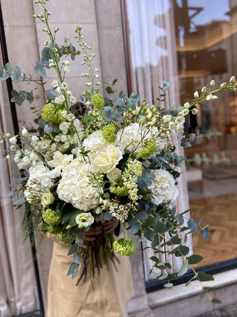 Big House Entrance, January Flower Arrangements, Bohemian Flower Arrangements, Minimal Bouquet, Flower Arrangements For Table, January Flower, December Flower, Bouquet Champetre, Greenery Arrangements