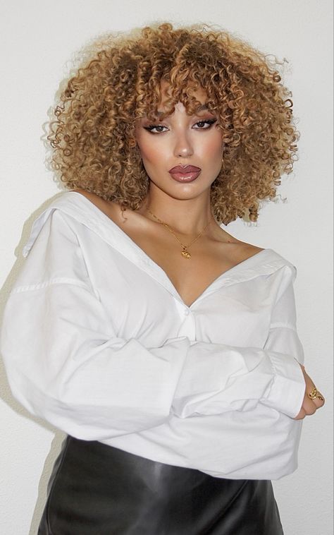 Curly hair, photoshoot, makeup look, white interior, black and white outfit, posing, model Blonde Curly Hair Black Women, Medium Curly Hairstyles, Blonde Afro, Curly Fro, Honey Brown Hair, Blonde Curly Hair, Colored Curly Hair, Beautiful Natural Hair, Curly Hair Wig