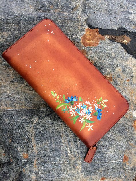 Personalized pouch Flower painted case wallet Inspirational Painted Leather Purse, Hand Painted Leather Bag, Painted Leather Bag, Hand Painted Purses, Leather Wallet Design, Painted Purse, Personalized Pouch, Cute Coin Purse, Leather Tooling Patterns