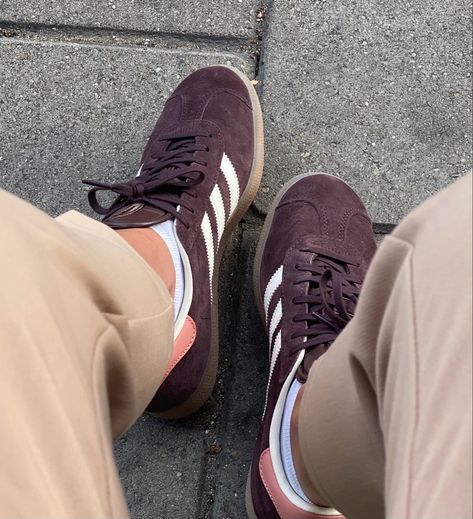 Maroon Gazelle Adidas Outfit, Brown Gazelle Adidas, Brown Gazelle Adidas Outfit, Brown Spezial Adidas, Adidas Gazelle Brown, Adidas Spezial Brown, Brown Gazelle, Adidas Aesthetic, Adidas Gazelle Outfit