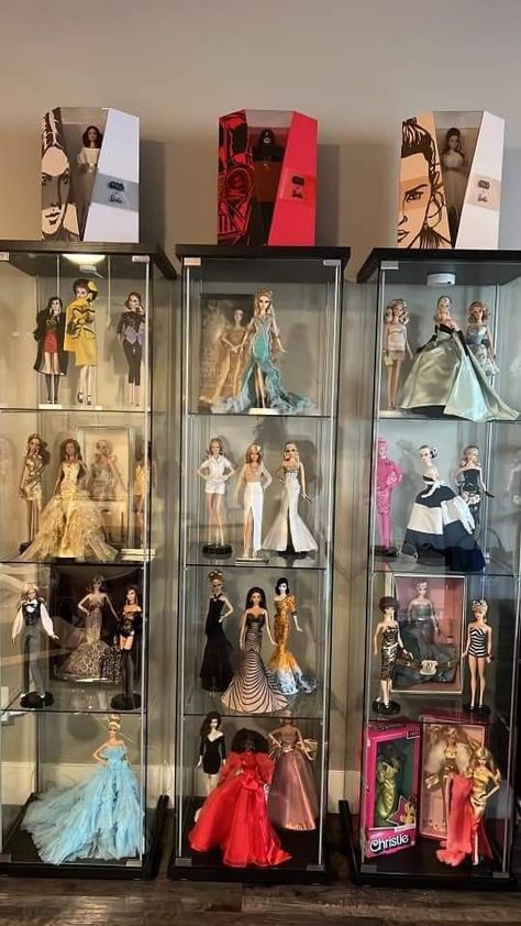 Doll Cases Display, Vintage Barbie Display, Barbie Collector Room, Barbie Display Case, Barbie Doll Collection Display, Barbie Doll Display Ideas, Doll Display Ideas Shelves, Barbie Collection Display, Barbie Display Ideas