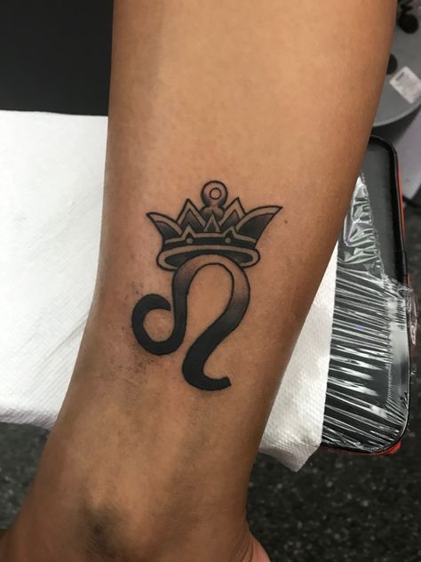 Leo sign with crown tattoo Leo With Crown Tattoo, Leo Crown Tattoo, Leo Sign Tattoo Ideas, Leo Tattoo For Men, Leo Zodiac Tattoos For Guys, Leo Tattoo For Women, Leo Tattoo Ideas, Small Leo Tattoo, Leo Symbol Tattoos