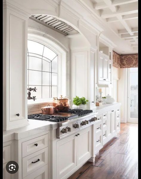 Butlers Kitchen, Kitchen Hood Ideas, Kitchen Window Design, Kitchen Contemporary, Pantry Kitchen, Inside House, Hidden Kitchen, Kitchen Hoods, Kitchen Stove