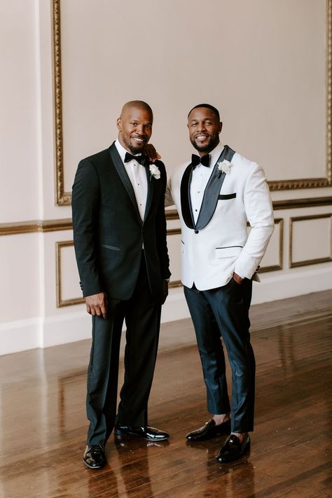 Oscar-winning actor Jamie Foxx served as a groomsman in the wedding. Jamie Foxx Style, White Tuxedo Wedding, Groom And Groomsmen Outfits, Groomsmen Wedding Photos, Tanks Modern, Celebrity Birthdays, Wedding Tux, Inside Weddings, Groomsmen Outfits