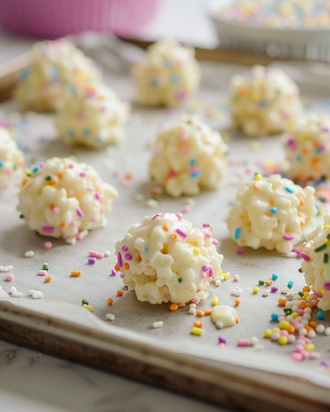 Pretty Easter Baskets, Slow Cooker Rice, Slow Cooker Kitchen, White Chocolate Candy, Candy Egg, Crispy Rice, Chocolate Delight, Rice Cereal, Holiday Foods