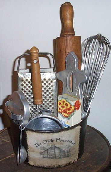 Vintage Kitchen Gathering Crafts With Kitchen Utensils, Old Kitchen Utensils, Vintage Kitchen Decor Retro, Vintage Utensils, Vintage Kitchen Gadgets, Vintage Kitchen Accessories, Vintage Decorating, Vintage Kitchen Utensils, Ideas For Kitchen