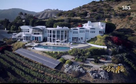 6 iconic Korean Drama houses - Home & Decor Singapore Korean House Design, Korean House, Kim Tan, Tan House, Lee Min Ho Photos, Modern Mansion, Expensive Houses, Mansions Homes, Two Story Homes