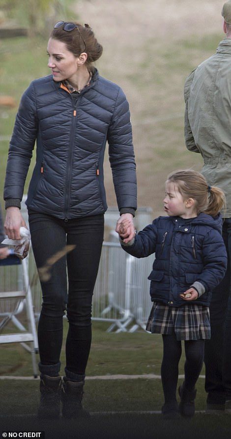 Prince George and Mia Tindall show they are already the best of friends at horse show Kate Fashion, Kate Middleton Style Outfits, Düşes Kate, Prince William Family, Prince William Et Kate, Princesse Kate Middleton, Looks Kate Middleton, Estilo Kate Middleton, Princesa Kate Middleton