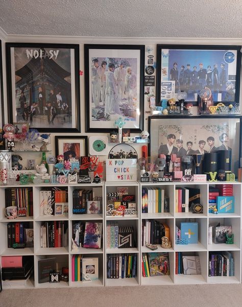 Kpop Shelf, Kawaii Room Ideas, Room Things, Kpop Room, Kpop Anime, Anime Room, Kawaii Room, Aesthetic Kpop, Cute Room Decor