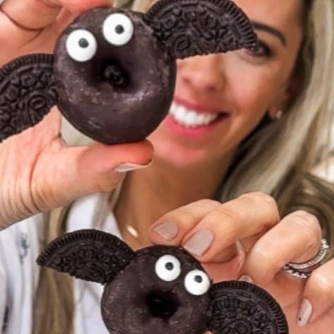 Oreo Eyeballs Halloween Treats, Halloween Mini Donuts Ideas, Holiday Treat Ideas, Edible Eyeballs, Donut Halloween, Halloween Deserts, Easy Holiday Treats, Halloween Donuts, Craft To Make