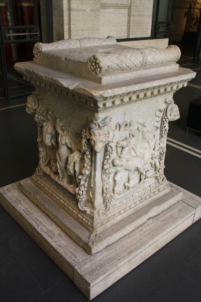 Roman Sacrificial Altar (Illustration) - Ancient History Encyclopedia Sacrificial Altar, Ancient Rome History, Roman Wedding, Roman Artifacts, Visit Rome, Romulus And Remus, Roman Villa, Roman Gods, Roman Sculpture