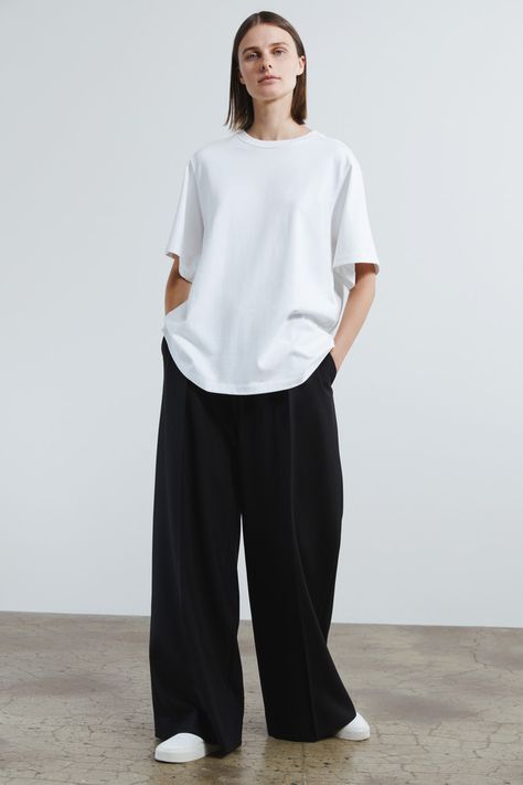 Korean Minimalist Outfit, White Tshirt Outfit, Cos Fashion, Minimal Streetwear, Oversize Tshirt Outfits, Outfit Minimalist, Uniform Ideas, Baggy T-shirt, Herringbone Coat